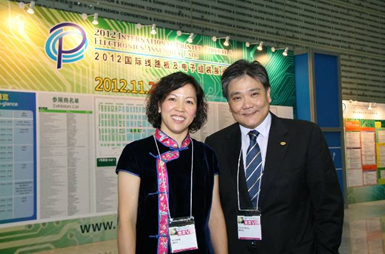 香港綫路板协会名誉会长黄燕仪（左）与会长钟泰强