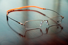 眼镜臂经等离子体表面处理后，达至抗黏不沾尘的效果。