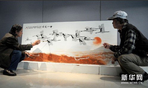 陶艺家创作大型瓷板画《十八鹤图》