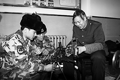 孟广彬为官兵义务修鞋。（图片由黑龙江省委组织部提供）