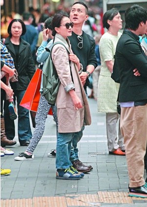 周迅被拍到与“大只”型男在香港逛街，两人被指表现极为投契