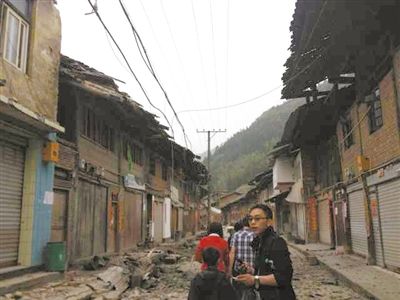 双石镇九成房屋因地震被毁坏。新京报特派震区记者