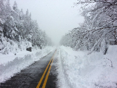 阿迪隆达克山区积雪逾3英尺，导致附近公路被迫关闭。
