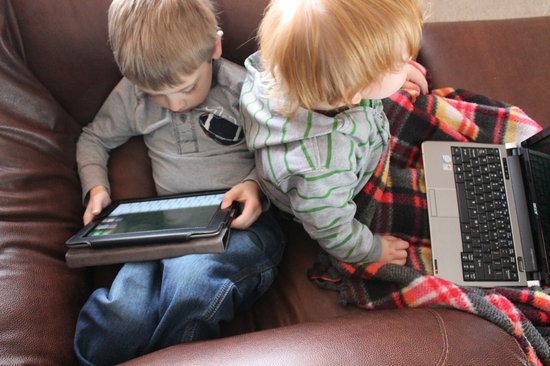 美研究称59%的父母不担心孩子整天盯着屏幕看