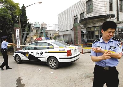 昨日，警察在上海市宝山区发生枪击案的化工厂警戒。目前案件正在进一步侦查中。新华社记者 陈飞 摄