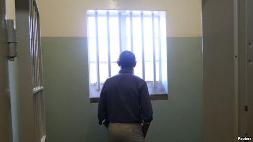 奥巴马参观曼德拉被囚监狱 体验“阶下囚”滋味