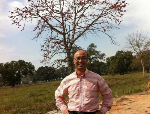 图说：2011年3月1日，陈九霖在访问尼泊尔途中，参拜了释迦摩尼的故乡--蓝吡尼，并与“佛祖”故居前的一棵树合影。图片来源：陈九霖个人新浪博客